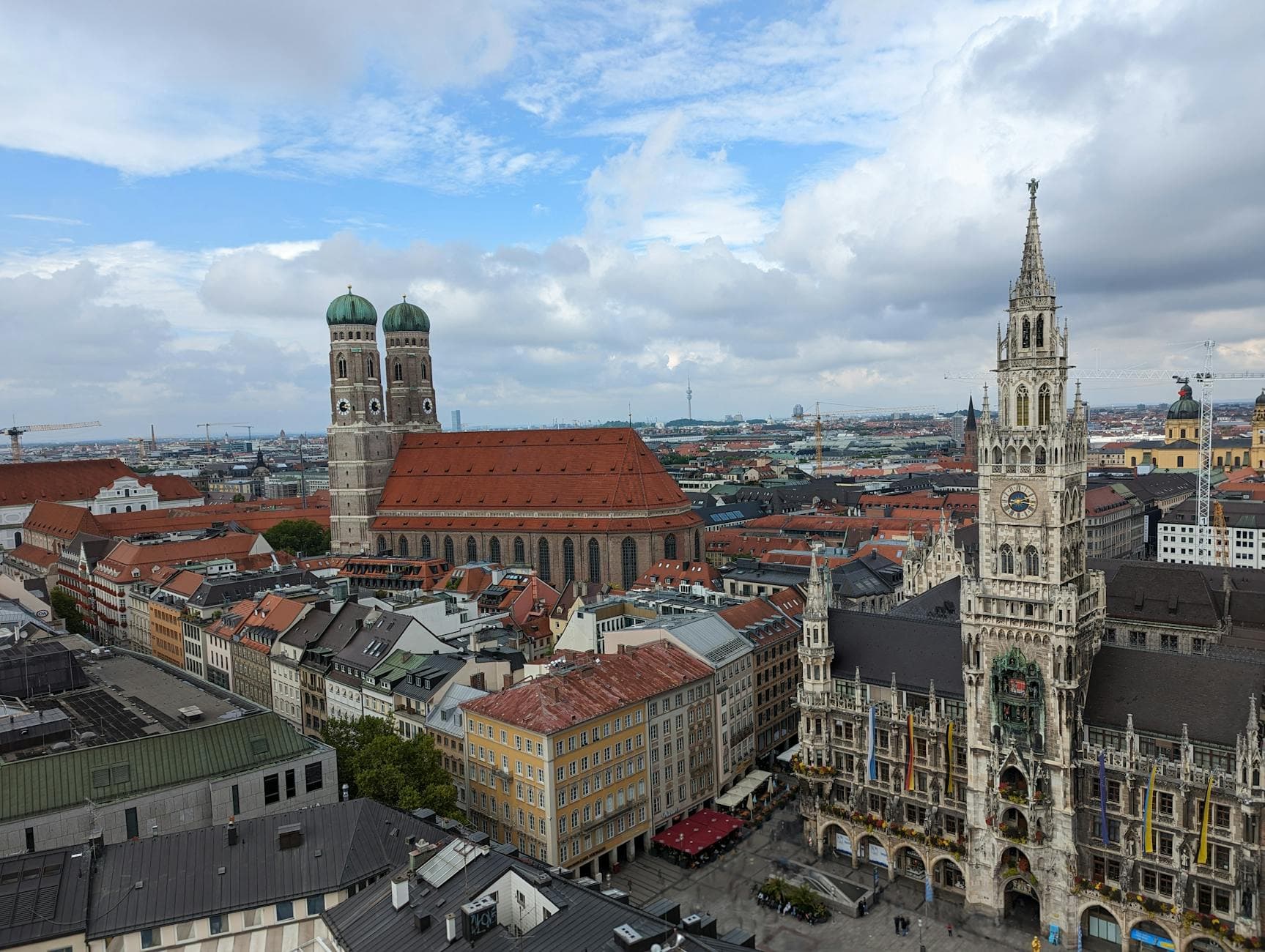 Blick über die Münchner Altstadt mit den Türmen der Frauenkirche und dem Neuen Rathaus