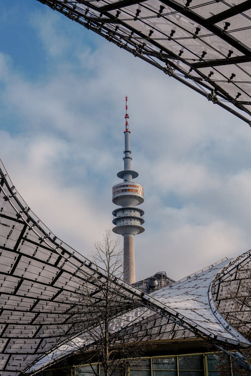 Der Olympiaturm über den Zeltdächern im Münchner Olympiapark