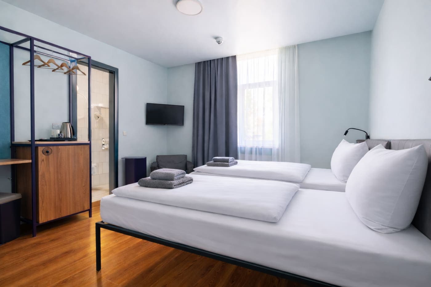 Classic 2-Bettzimmer im Das Schreder Hotel mit Doppelbett, Fernseher und Schrank