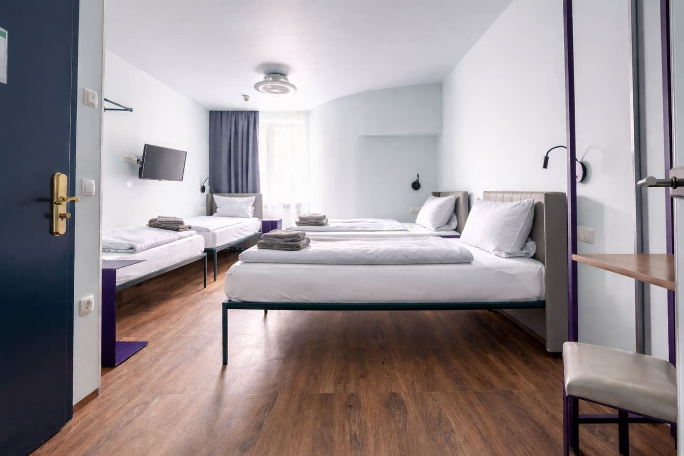 Classic 4-Bettzimmer im Das Schreder Hotel mit vier Betten und Schreibplatz