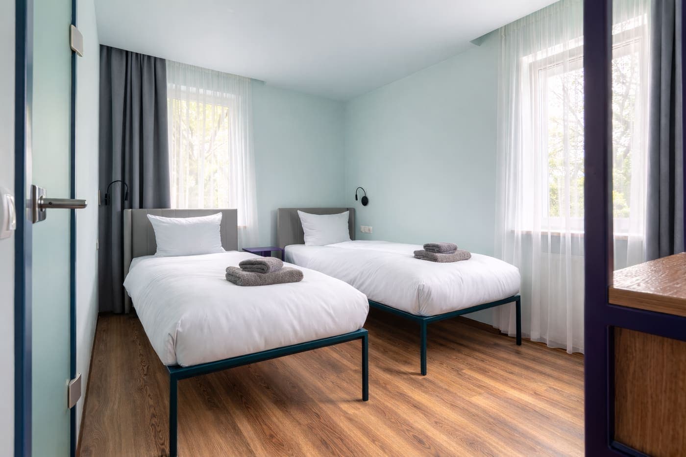 Economy 2-Bettzimmer im Das Schreder Hotel mit zwei getrennten Betten am Fenster