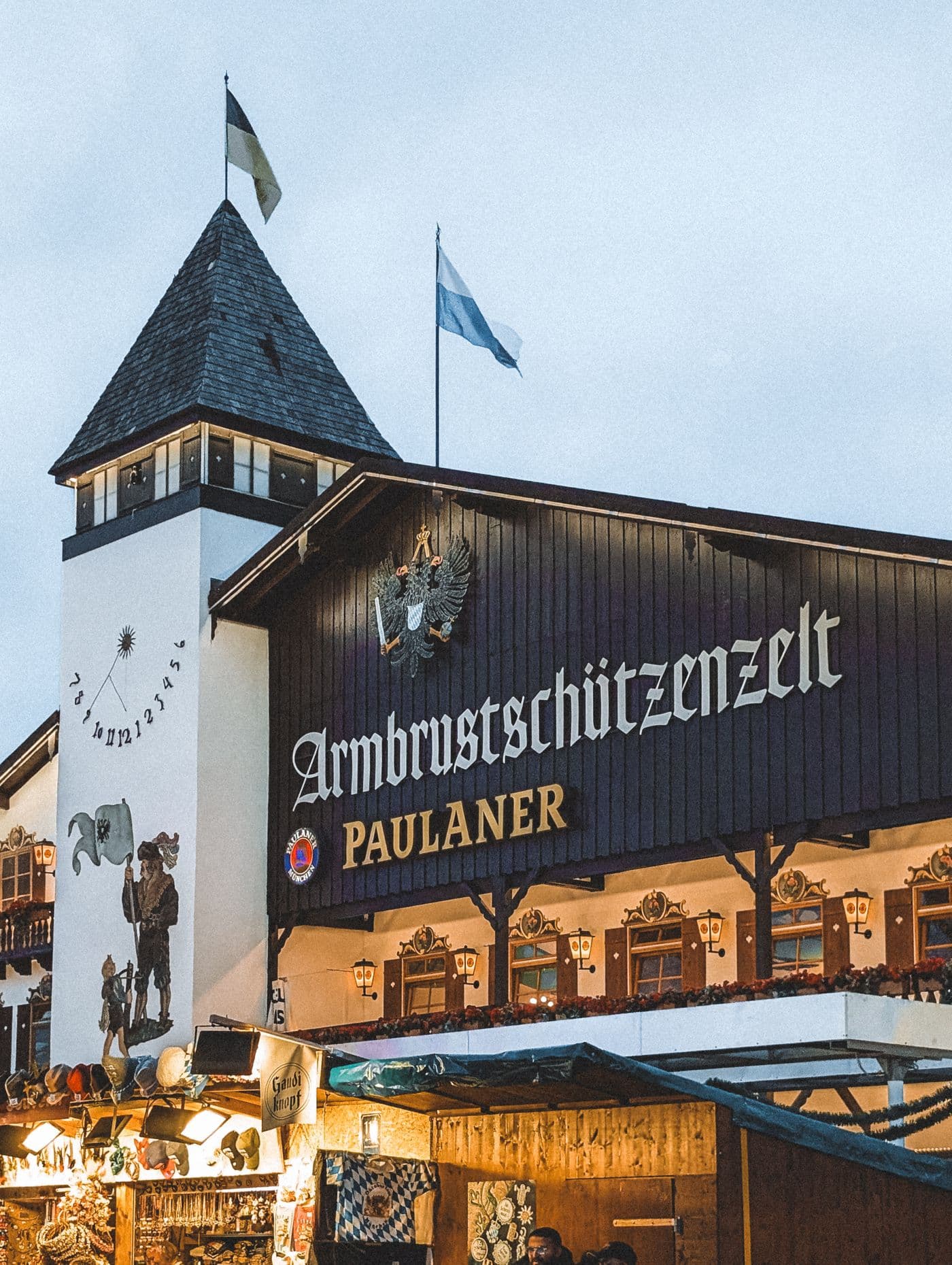 Giebel eines Festzelts auf der Münchner Theresienwiese mit bayerischer Fahne